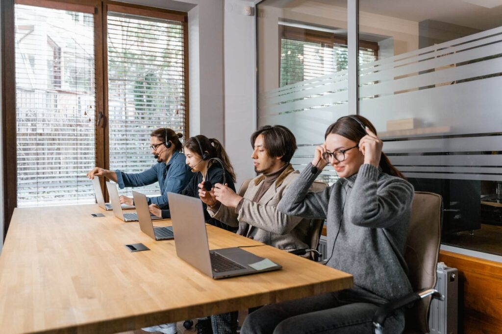 Bindongtech team working together